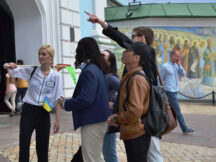 Участников «Топ-модели по-украински» отправили мести улицы и готовить шаурму