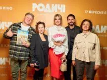 В кінотеатрі «Жовтень» відбувся допремʼєрний показ нової життєвої комедії Євгена Таллера «РОДИЧІ»